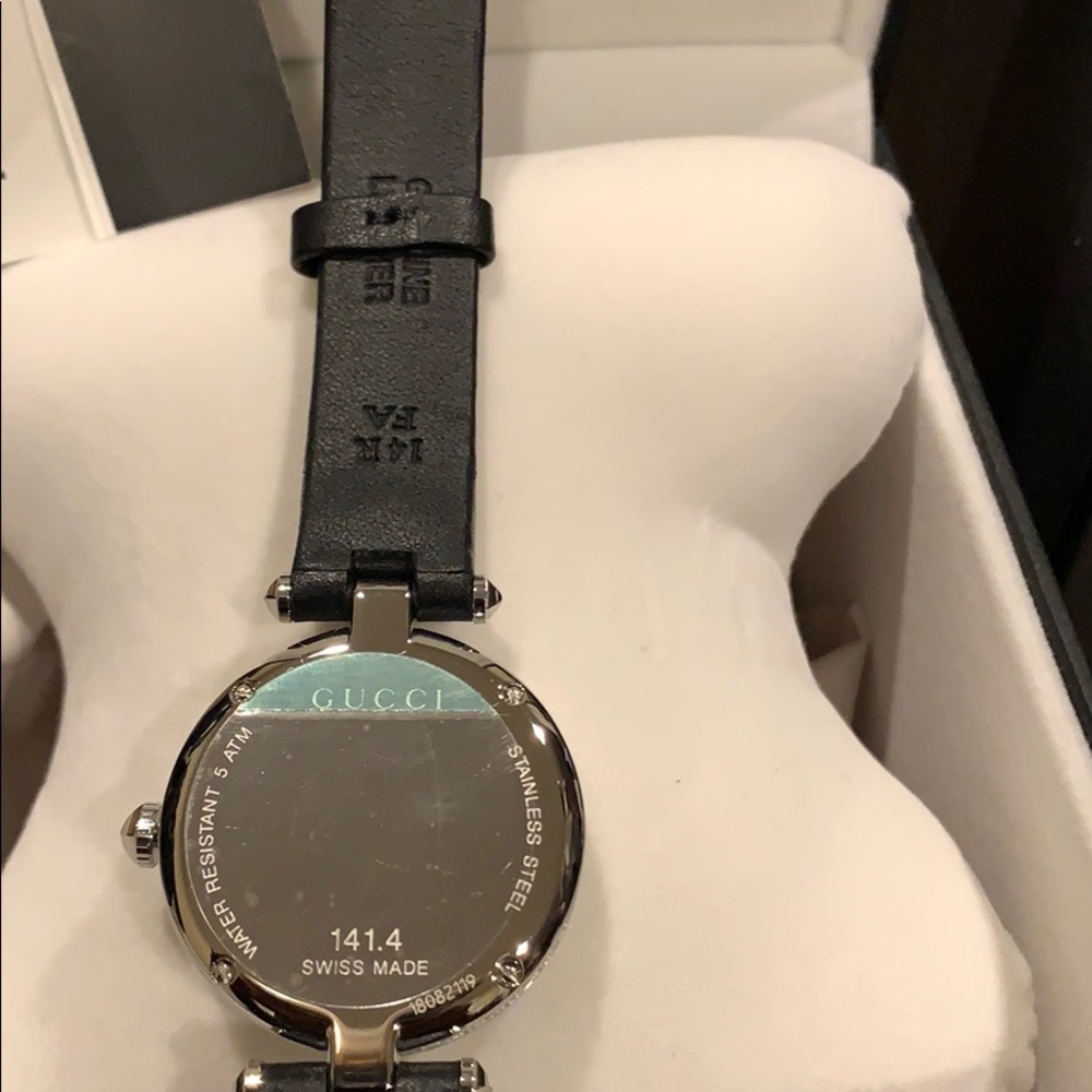 Gucci leather strap watch NWT - Picture 9 of 10